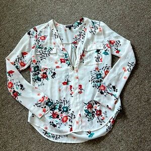 Beautiful floral blouse with zipper vneck.